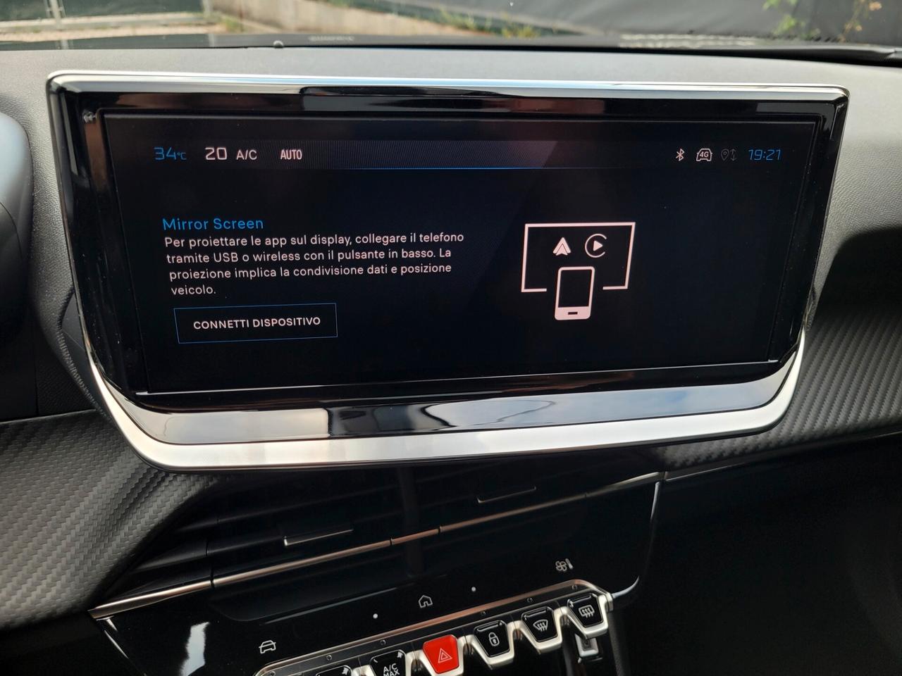 Peugeot 2008 1.2 ALLURE AUT. CARPLAY LED ACC RETROCAMERA