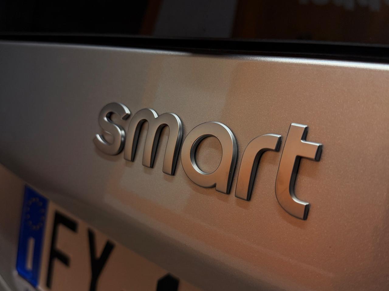 BELLISSIMA SMART FORTWO ADATTA A NEOPATENTATI CON TETTO PANORAMICO CON SOLI 69.625 KM