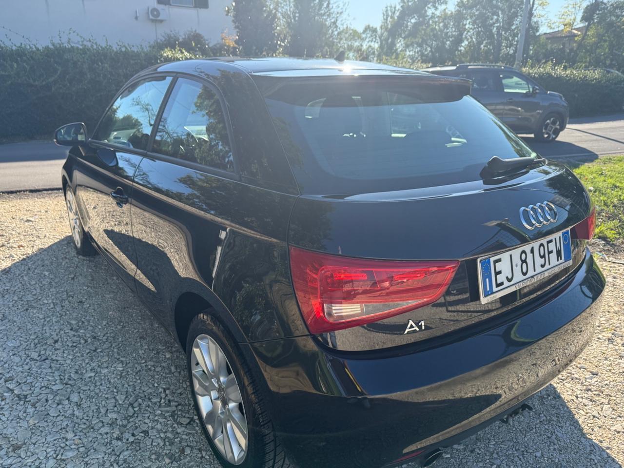 Audi A1 1.6 TDI 105 CV Attraction con GANCIO TRAINO A SCOMPARSA