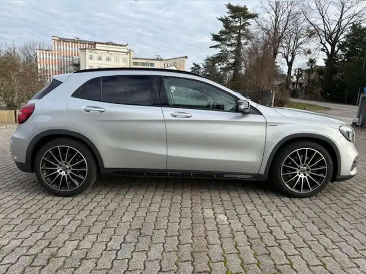 Mercedes-Benz GLA 220 GLA 220 d Premium edition1 4matic auto \\ 1 prop