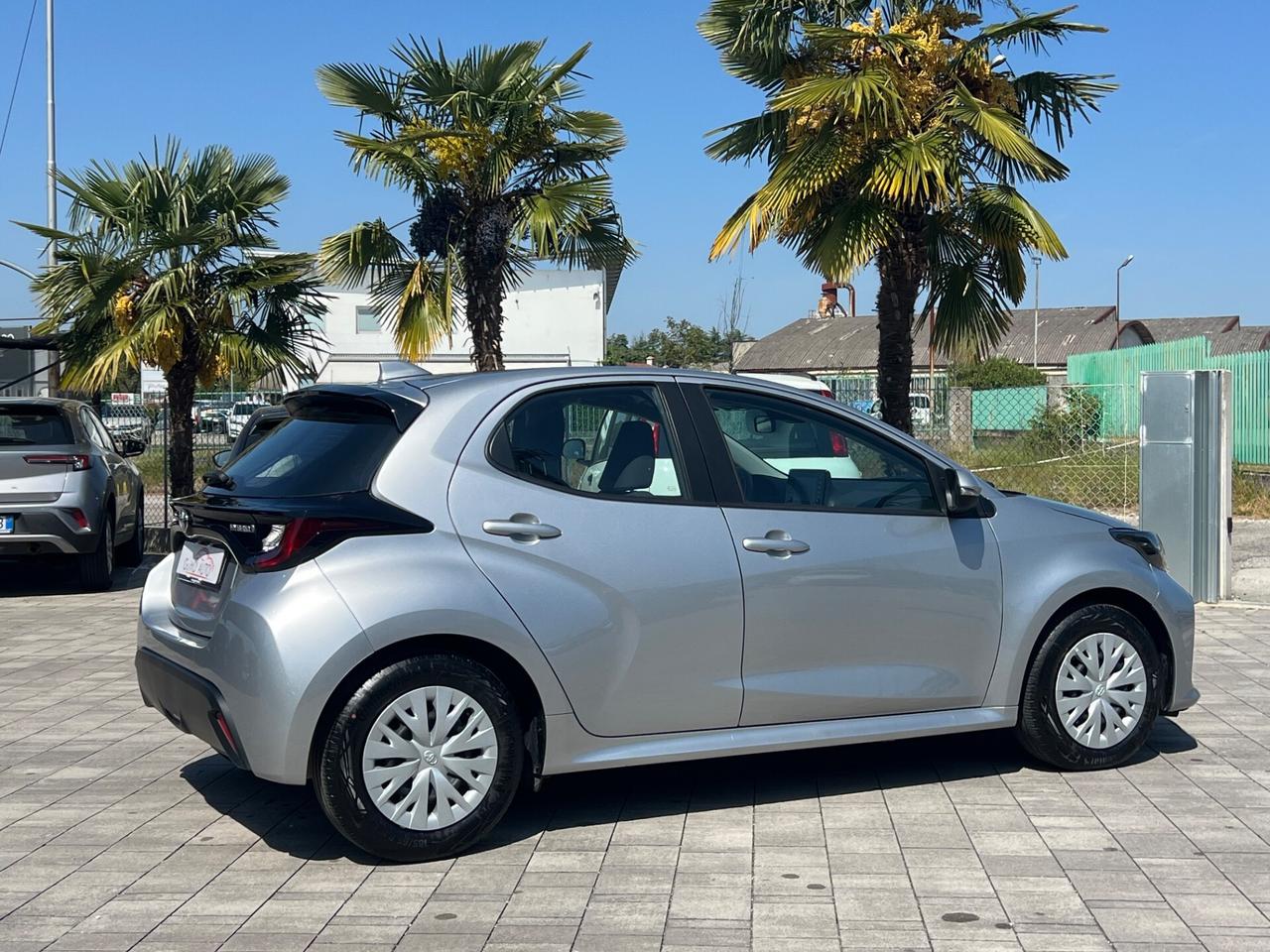 Toyota Yaris 1.5 Hybrid 5 porte Business FINANZIABILE