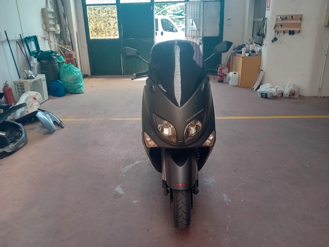 T-max totalblack del 2007 con 27000 km