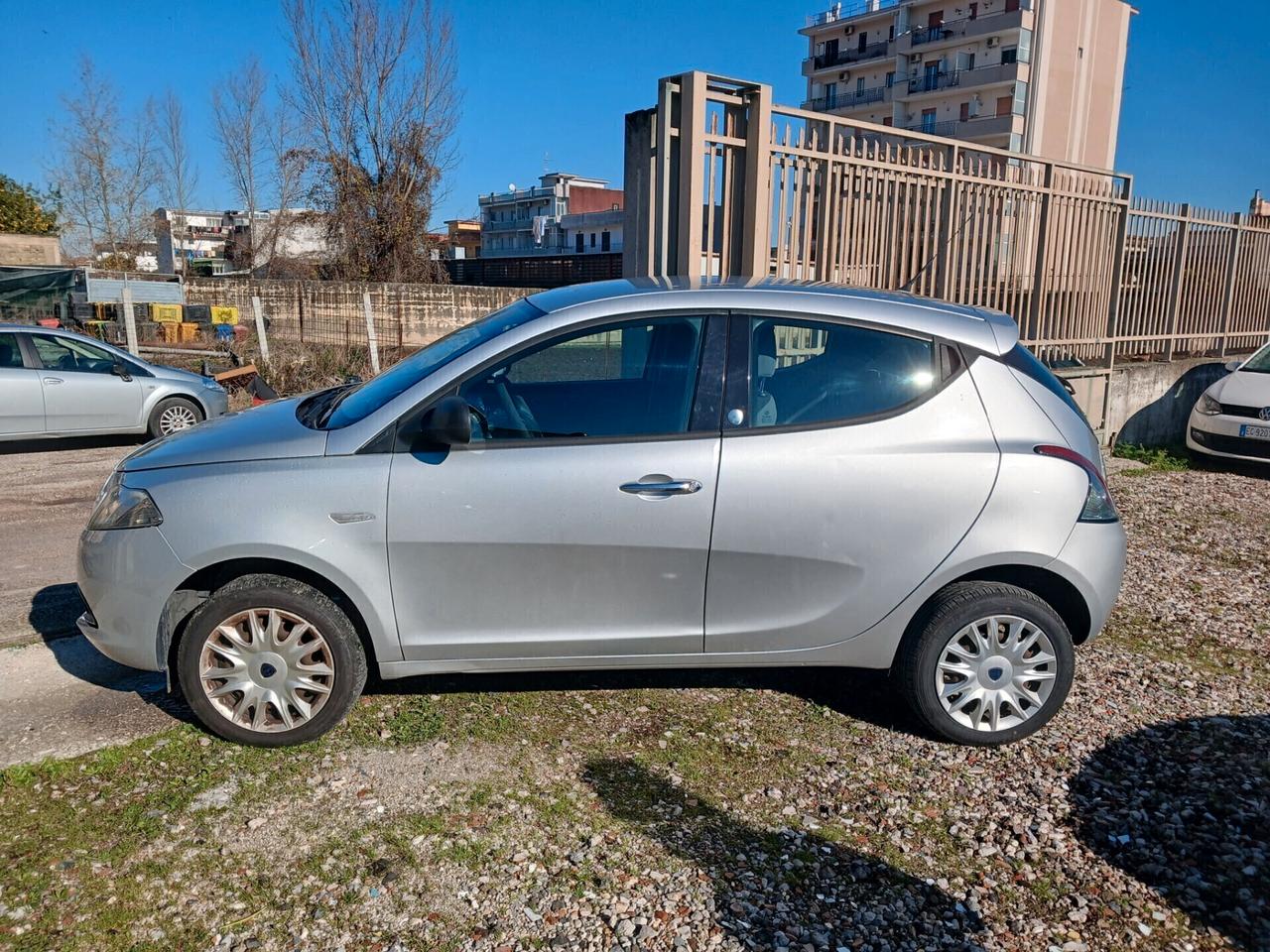 Lancia Ypsilon 0.9 TwinAir 85 CV 5 porte Metano Ecochic Silver