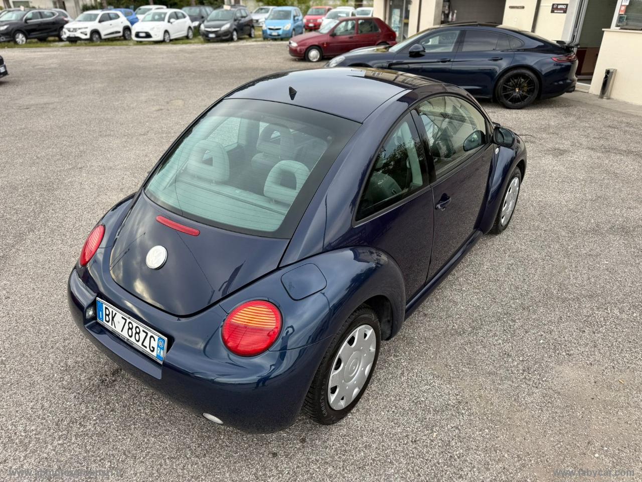VOLKSWAGEN New Beetle 1.6