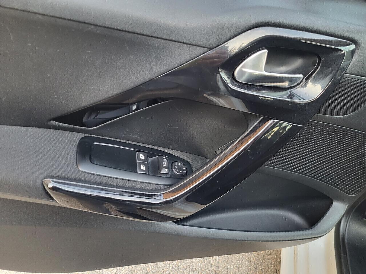 PEUGEOT 208 1,4 HDI-UNICA PROPRIETAR-4 REVISIONI