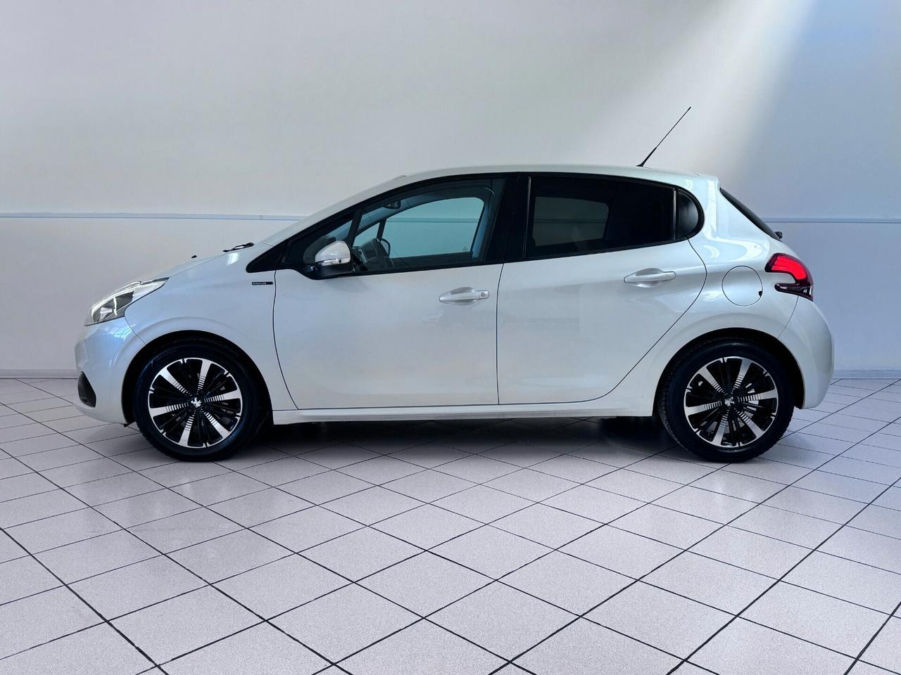 Peugeot 208 1.2 BENZINA 5 PORTE Signature