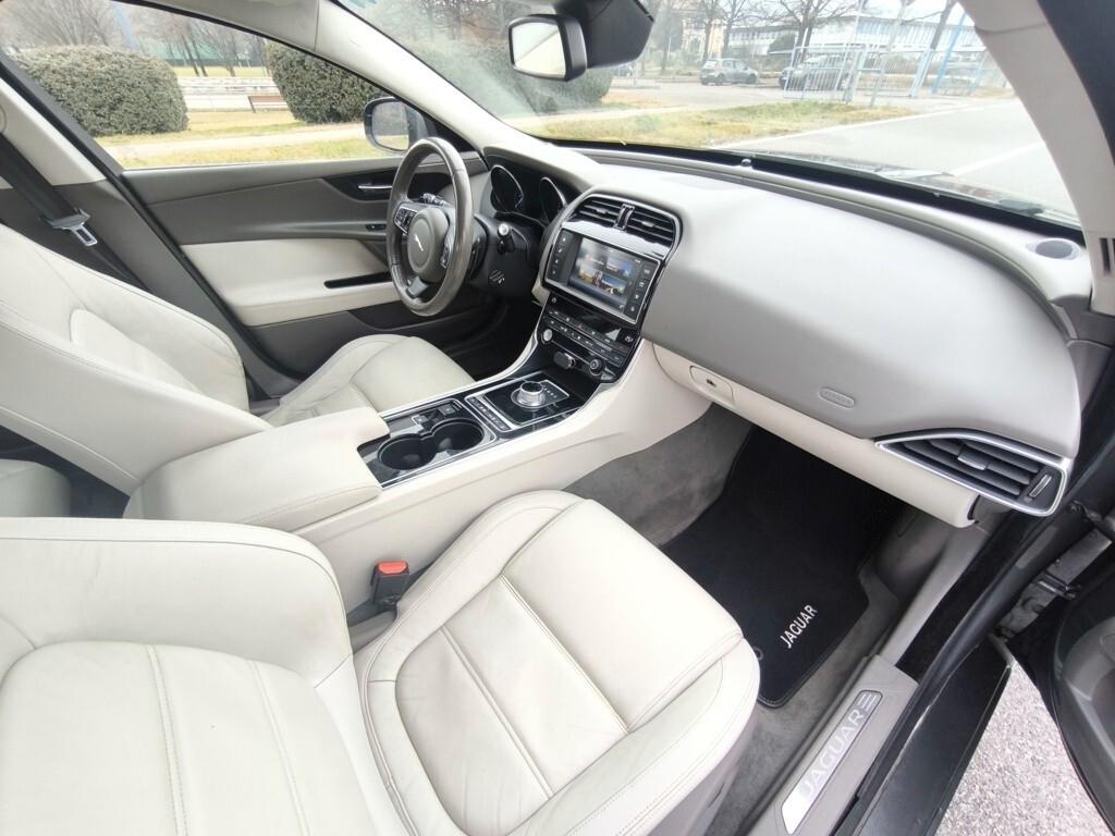 JAGUAR XE 2,0 180CV- AUTOMATICA-EURO 6- MOTORE NUOVO