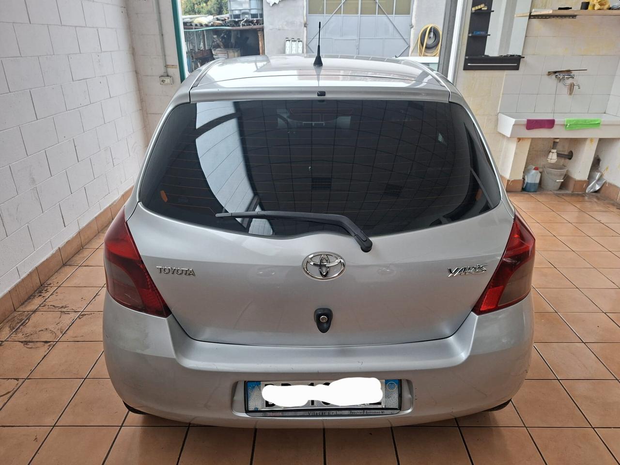 Toyota Yaris 5p 1.0 Sol, navi, telecamera, bluetooth.