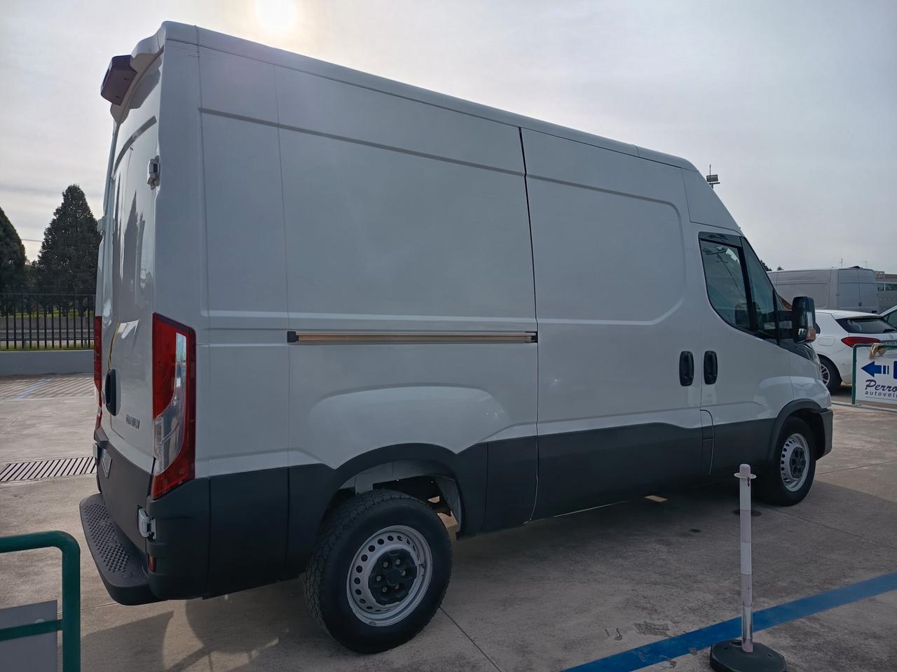 Iveco Daily 33S12 2.3 H2 Cabinato