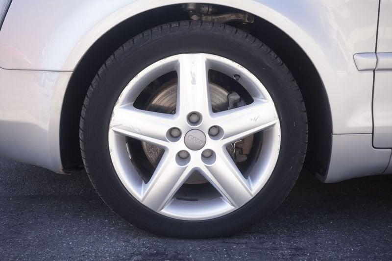 Audi A4 A4 Cabrio 2.5 V6 tdi 163cv multitronic 120KW ANNO 2005