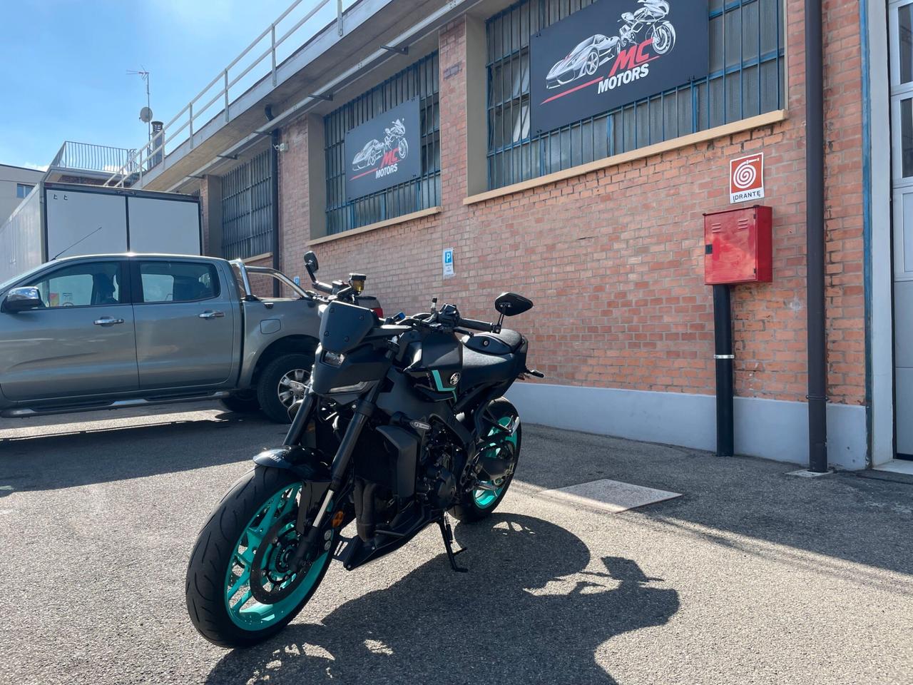 YAMAHA MT09 2024-SOLO 9.300 KM-AKRAPOVIČ COMPLETO -GARANZIA 03/2027