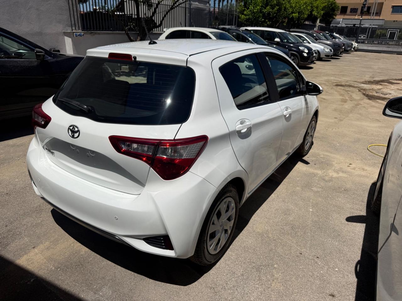 Toyota Yaris 1.5 5 porte Lounge NUOVA