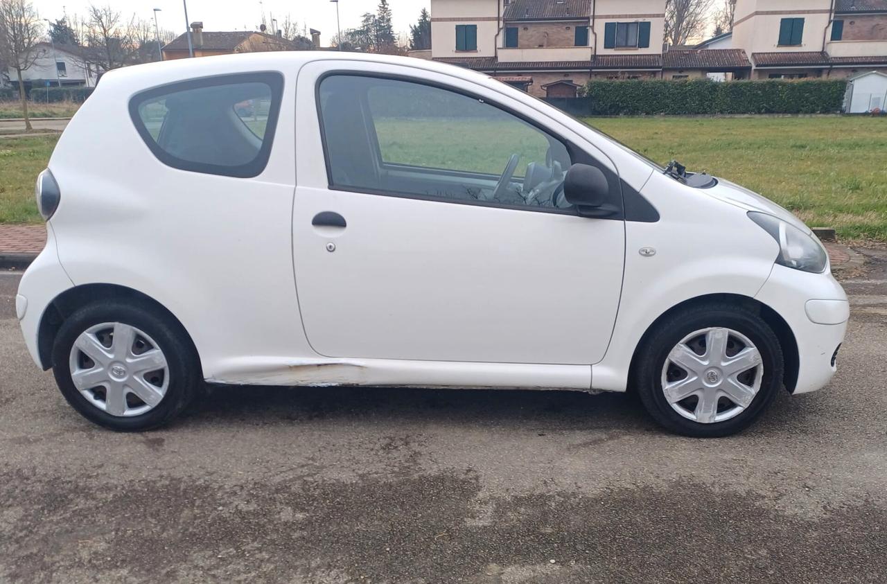 Toyota Aygo 1.0 12V VVT-i 3 porte Now Connect