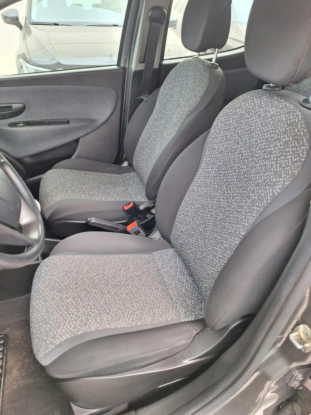 Lancia Ypsilon 1.0 FireFly S&S Hybrid Silver 2023