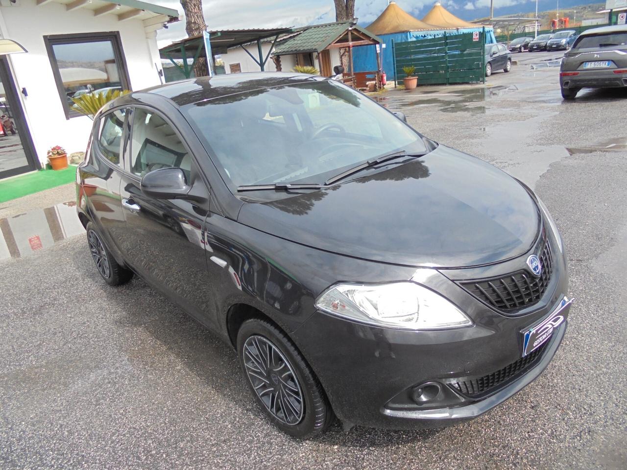 Lancia Ypsilon 1.0 FireFly 5 porte S&S Hybrid Silver