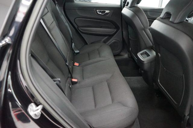 VOLVO XC60 B4 (d) AWD automatico Momentum Sport