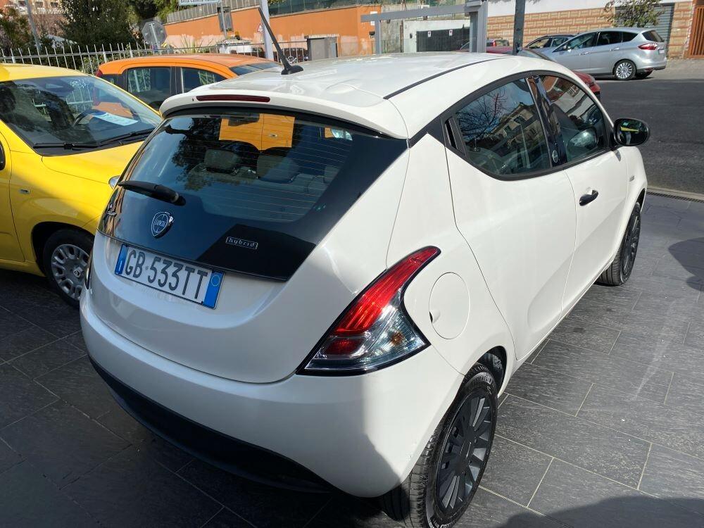 Lancia Ypsilon 1.0 FireFly 5 porte S&S Hybrid Ecochic Silver