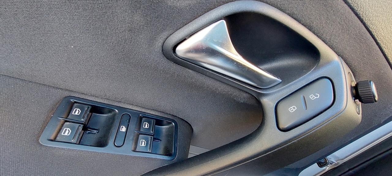 POLO 1,6 DIESEL 90 CV TELEFONO SENSORI COMANDI AL VOLANTE LEGA IMPECCABILE X NEOPATENTATI