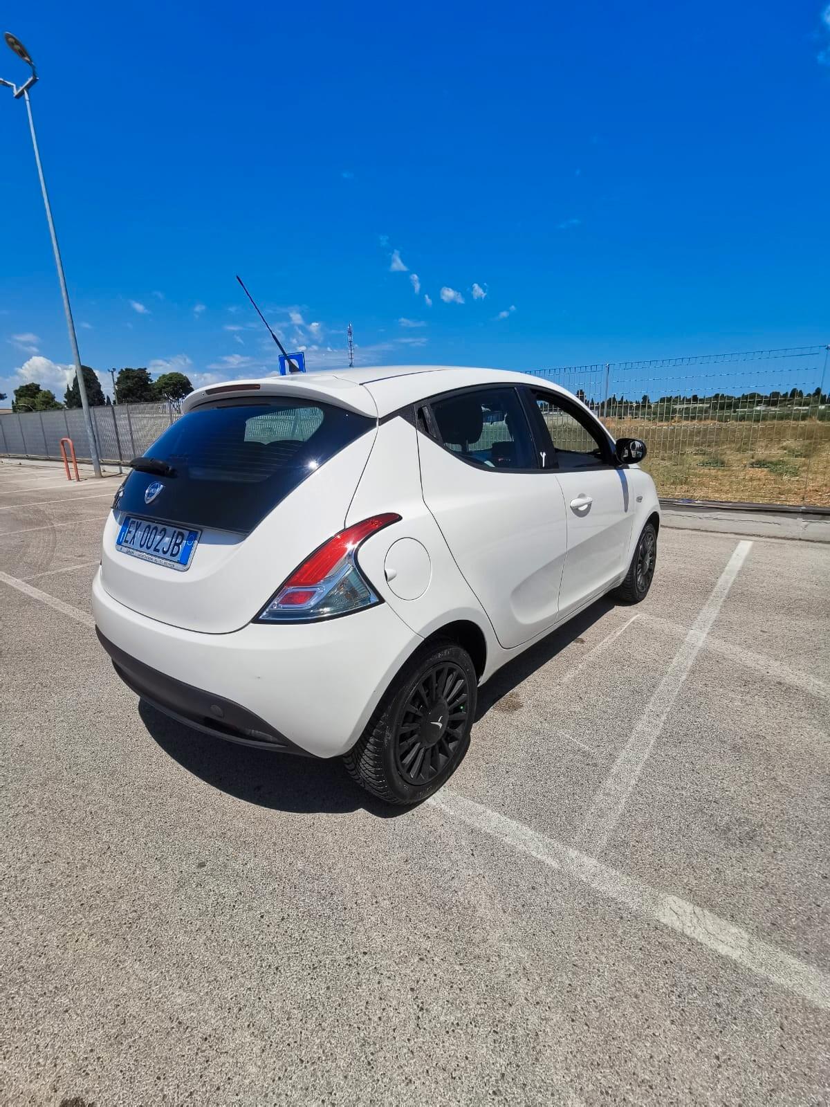 Lancia Ypsilon 1.2 69 CV 5P. GPL Ecochic Silver
