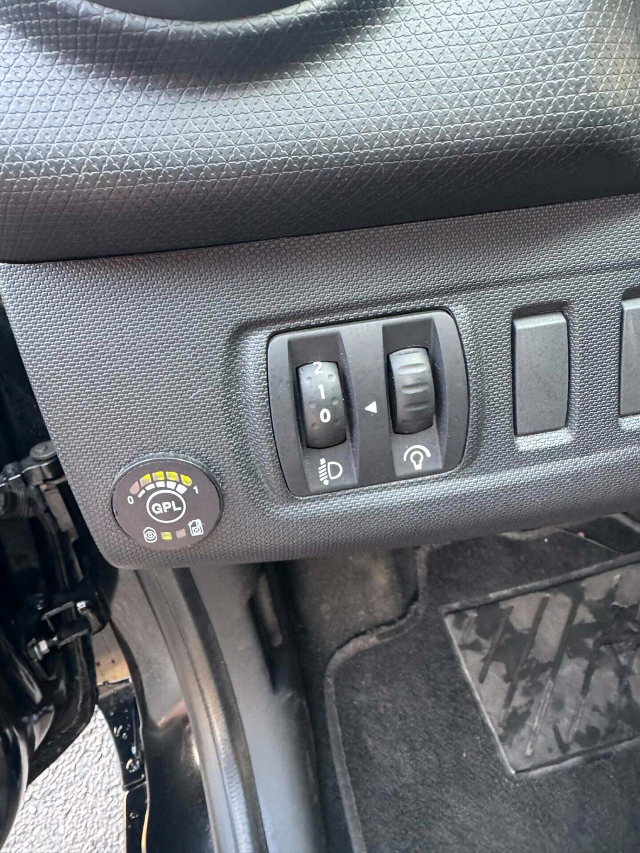 Renault Clio Anno 2015 1.2 BENZ/GPL 73 CV EURO5B