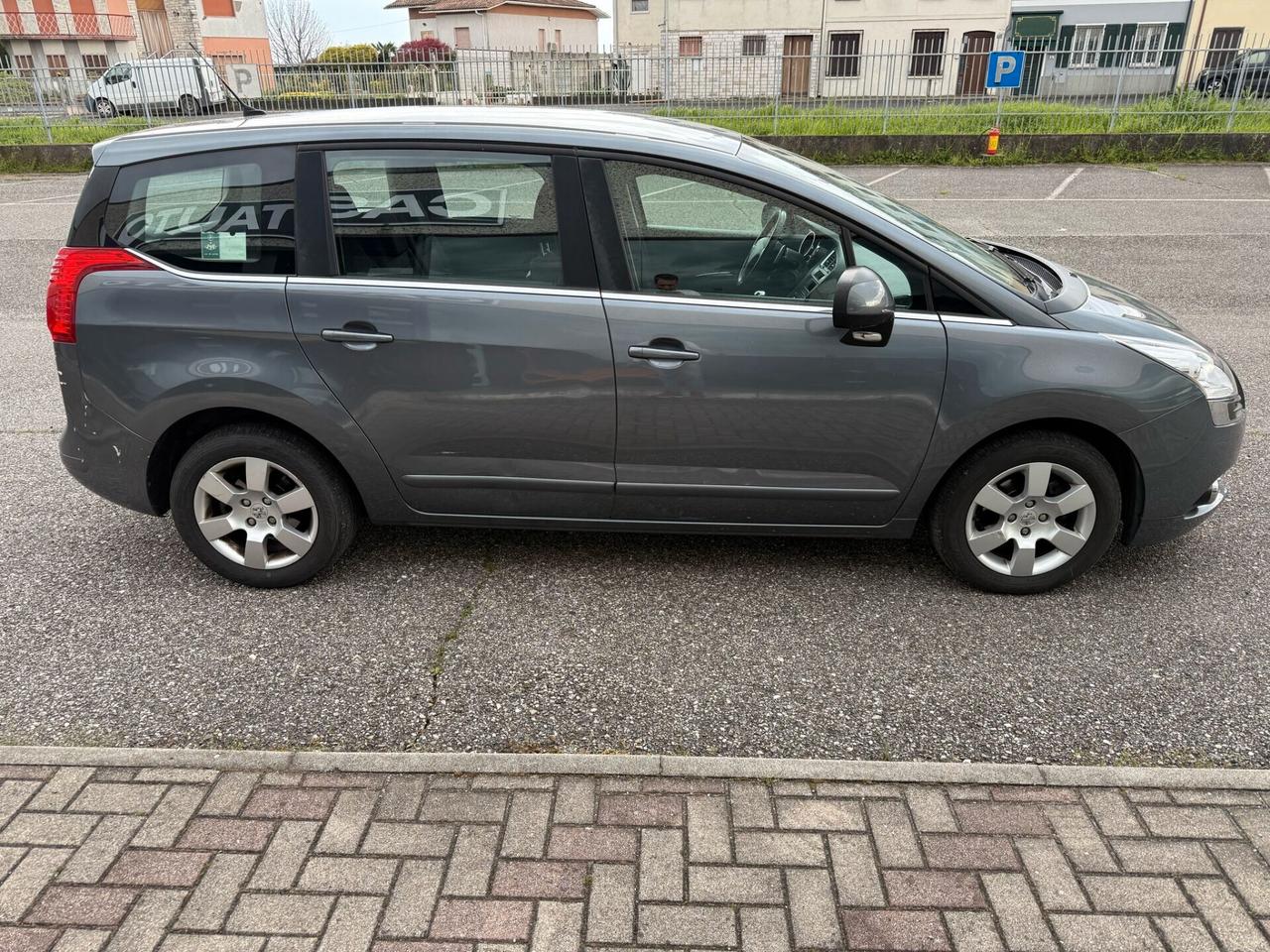 Peugeot 5008 1.6 HDi 112CV cambio robotizzato Tecno