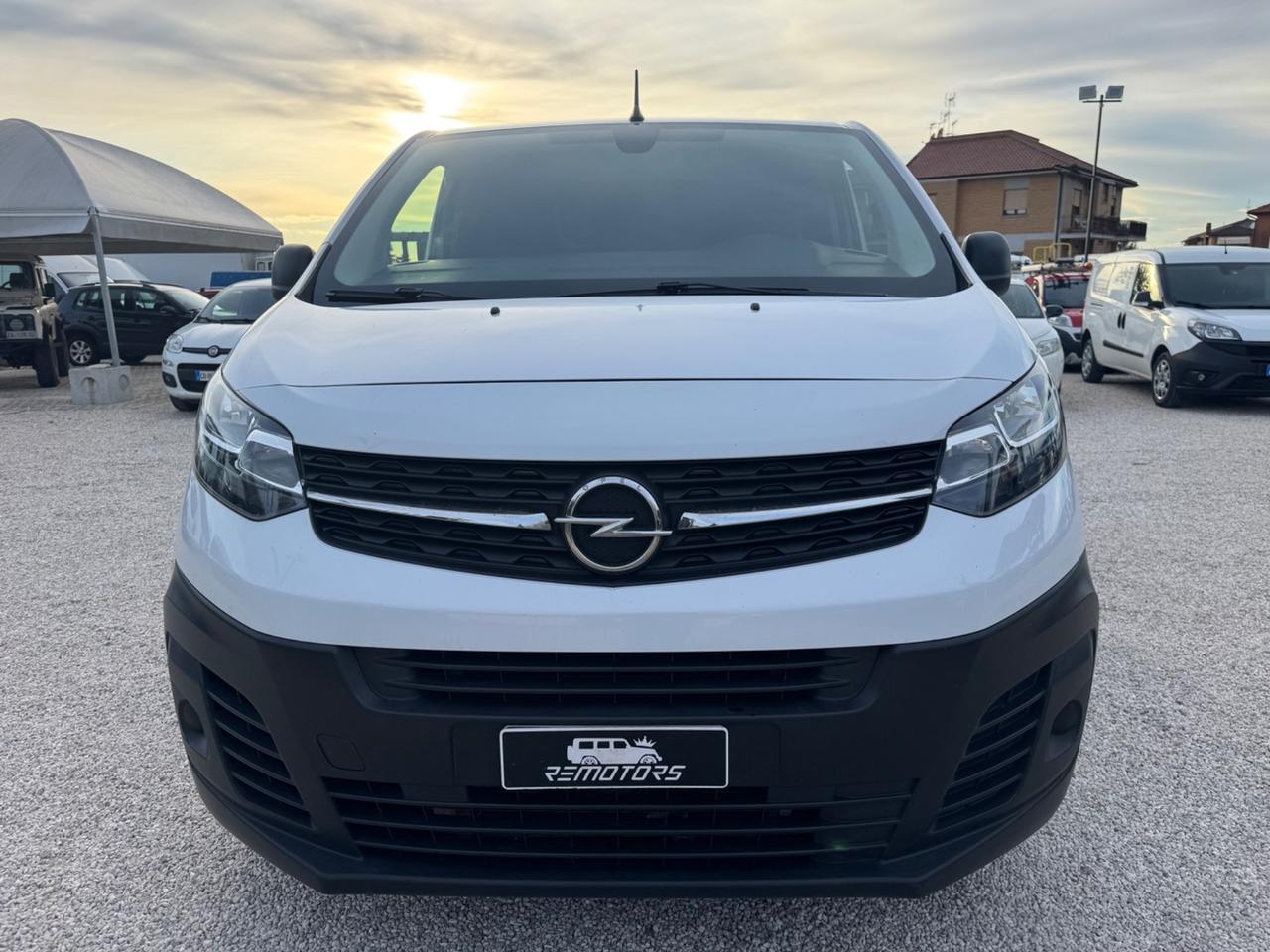 Opel Vivaro passo lungo trasporto farmaci HACCP