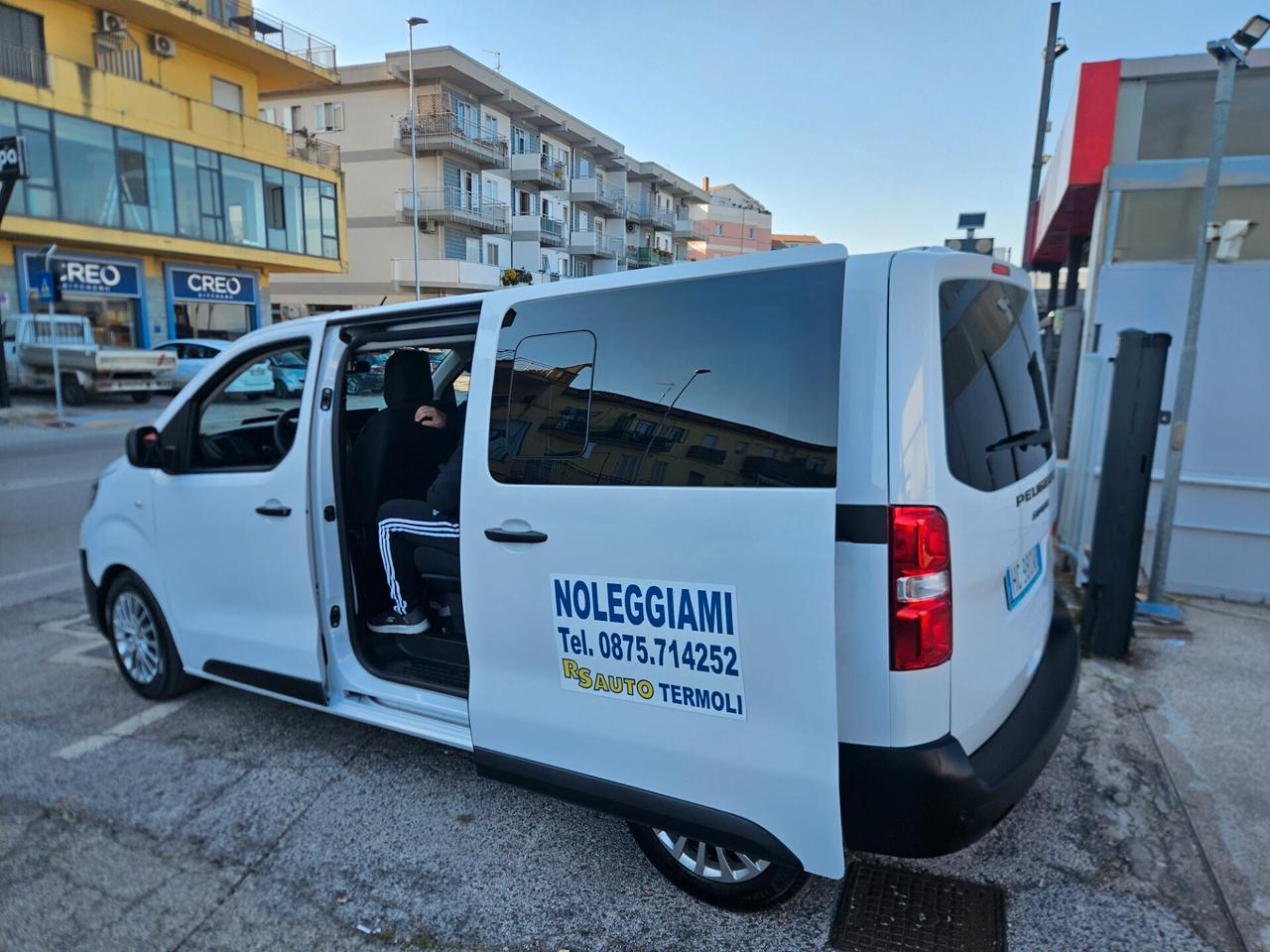 Noleggio 9 posti Peugeot Expert BlueHDi 180 S&S EAT8
