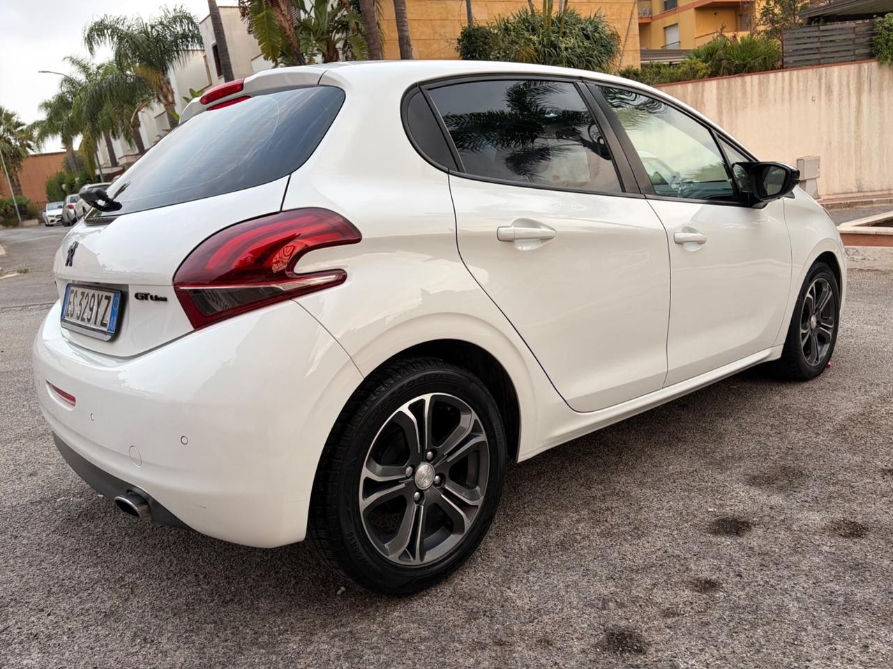 Peugeot 208 1.4 HDi 68 CV strafull
