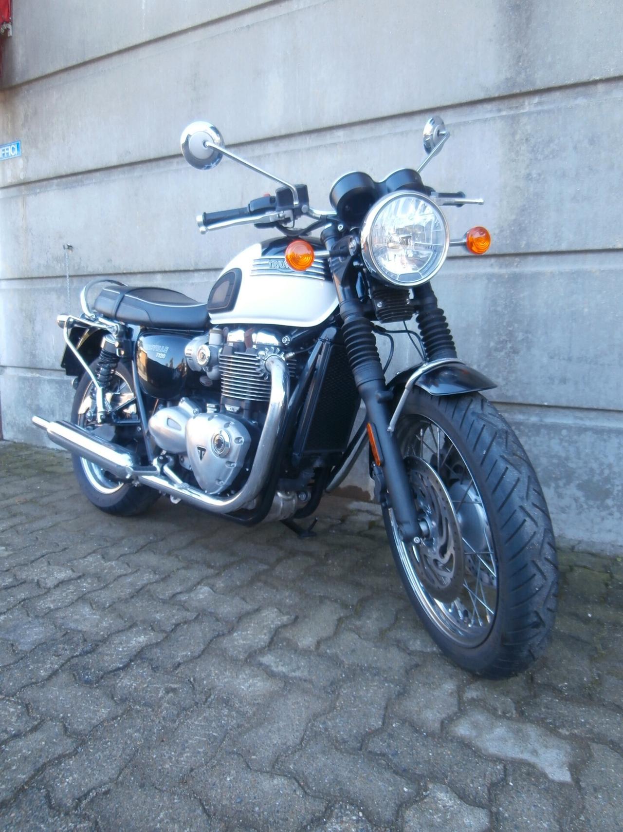 Triumph Bonneville T120 del 2016, Passaggio , tagliando e garanzia inclusi