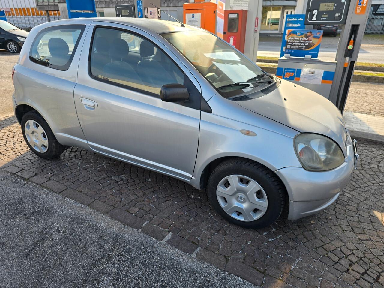 Toyota Yaris 1.0 3porte con 325.000km NEOPATENTATI ok