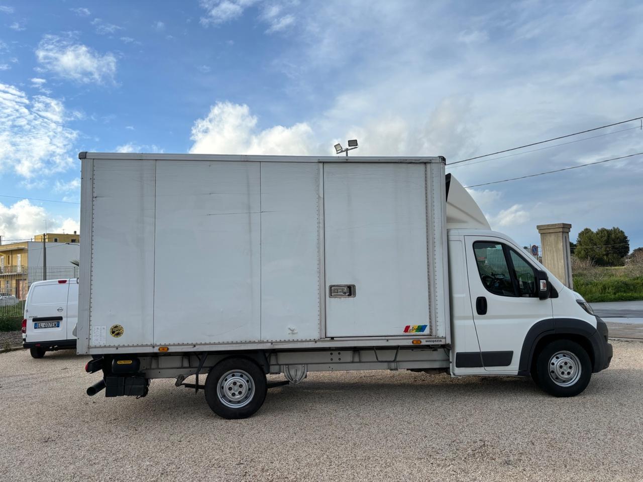 Peugeot Boxer con cassa in alluminio e sponda idraulica