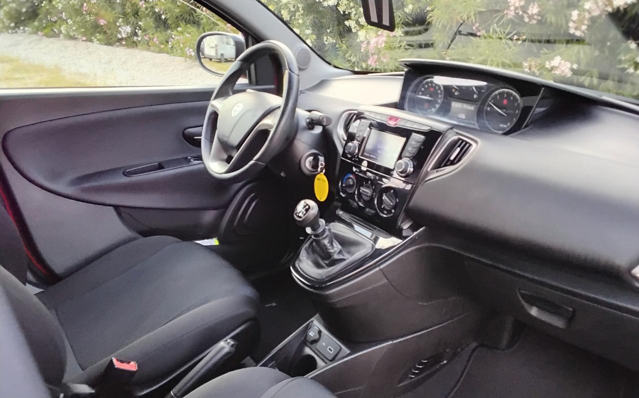 Lancia Ypsilon 1.0 FireFly 5 porte S&S Hybrid Ecochic Silver