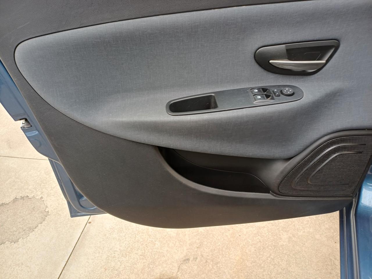 Lancia Ypsilon 1.0 FIRE FLY HYBRID 5 PORTE