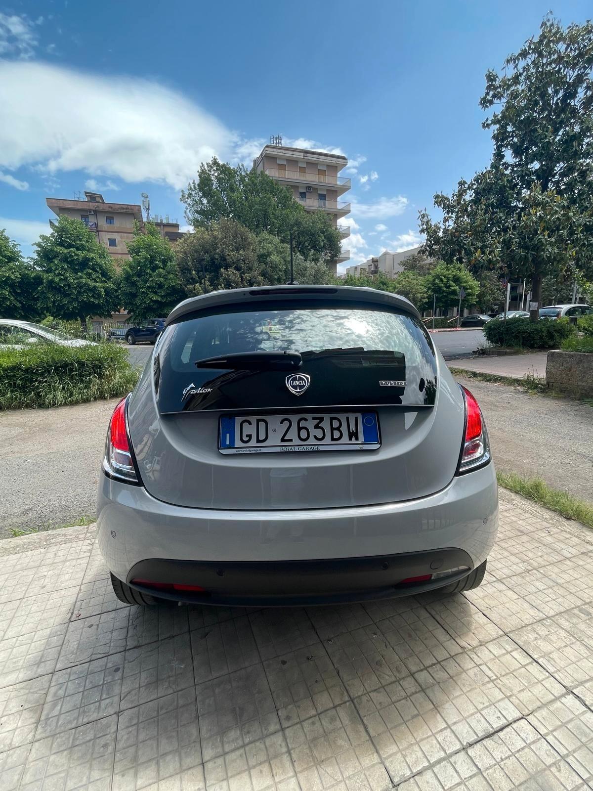 Lancia Ypsilon 1.0 FireFly 5 porte S&S Hybrid Ecochic Silver