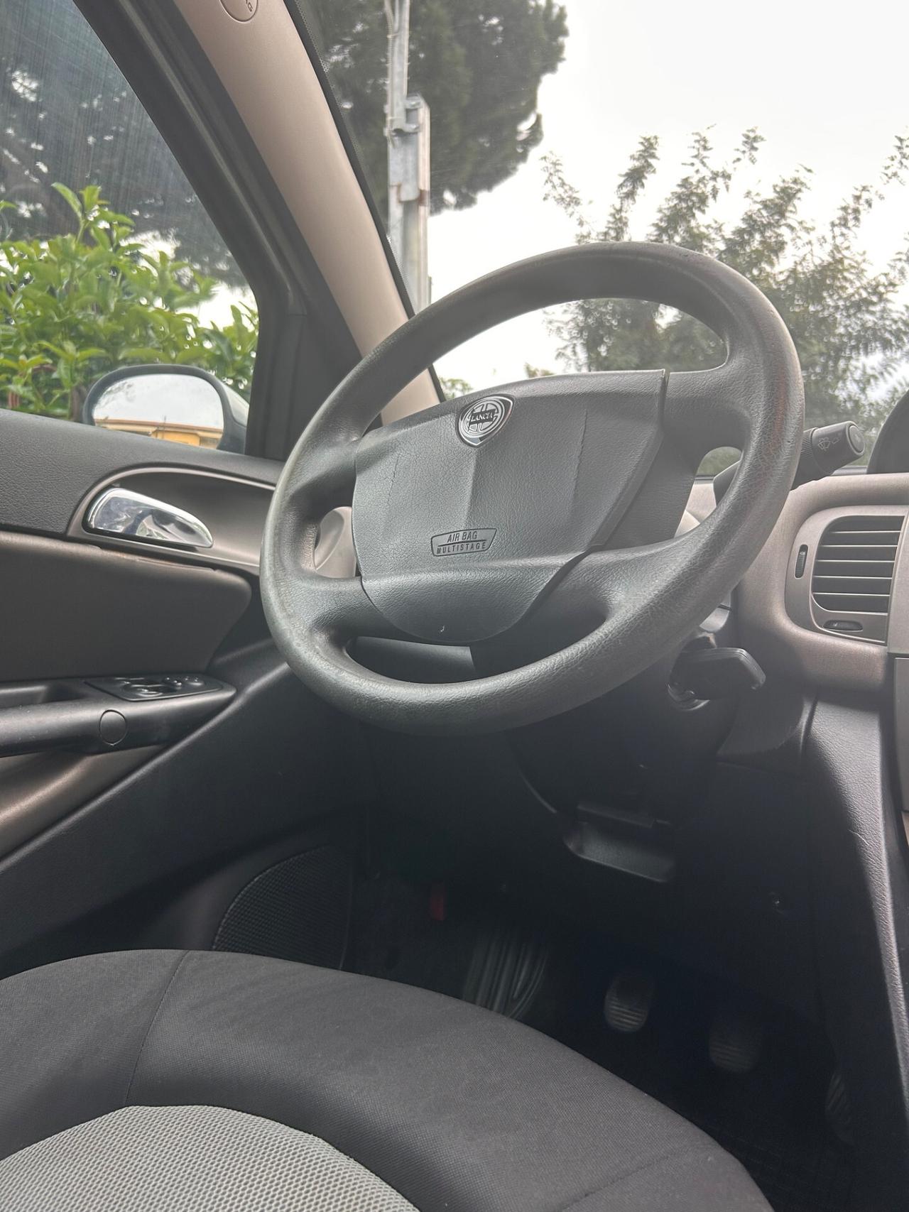 Lancia Ypsilon 1.2 16V Platino