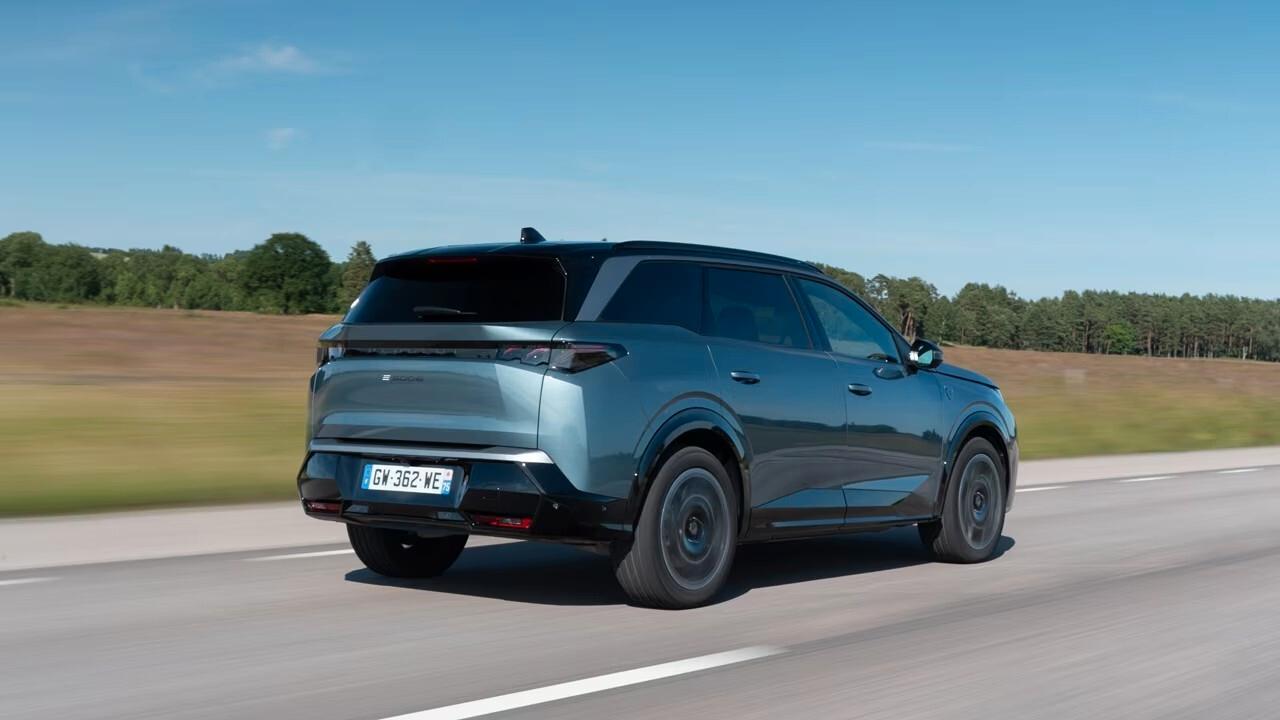 Peugeot 5008 PEUGEOT 5008 Hybrid 145 e-DCS6 Allure Sport utility vehicle 5-door (Euro 6E)