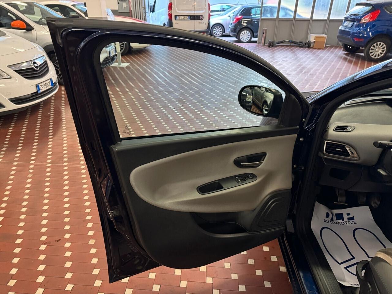 Lancia Ypsilon 1.2 69 CV 5 porte Platinum - NEOPATENTATI