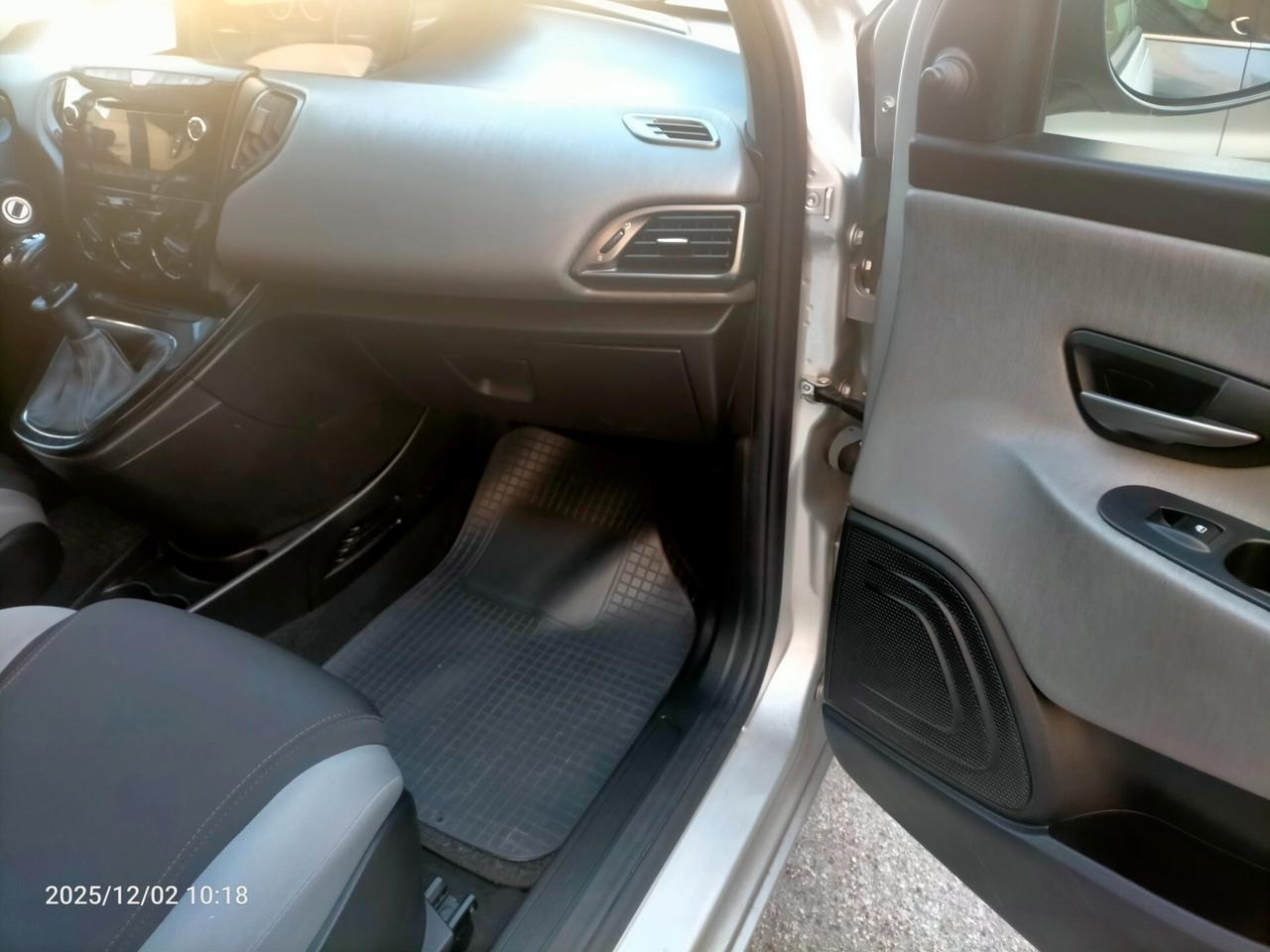 Lancia Ypsilon 1.2 69 CV 5 porte Silver