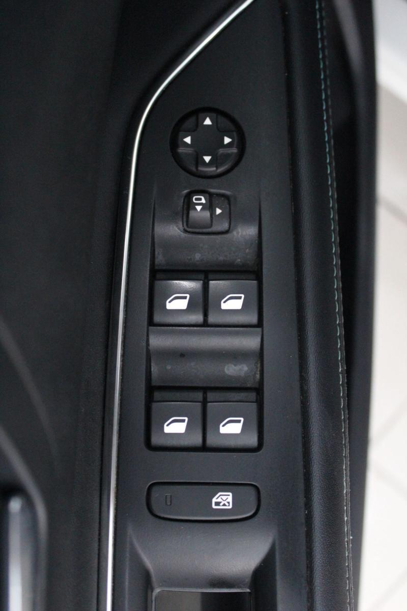 PEUGEOT - e-3008