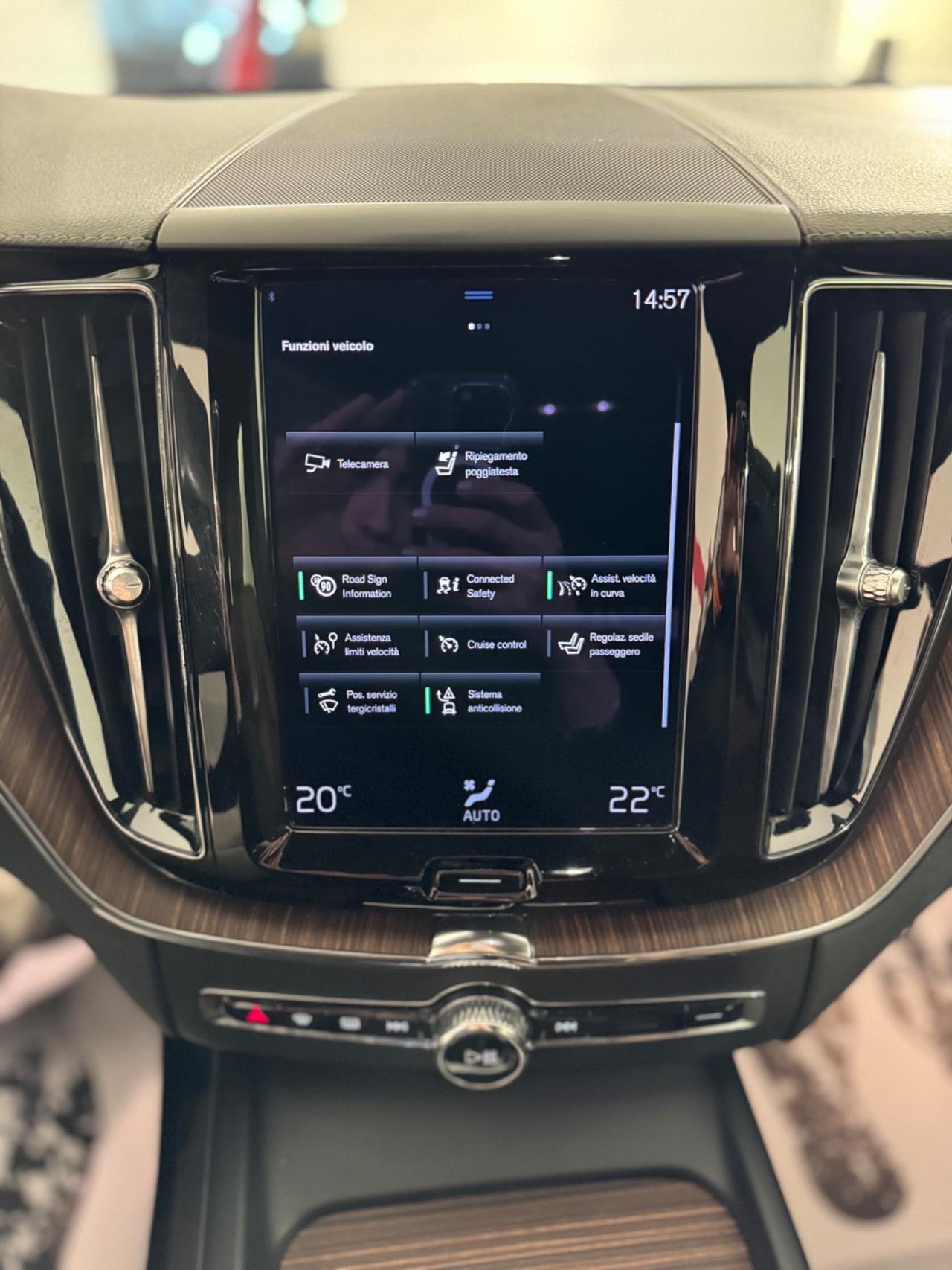 Volvo XC 60 XC60 B4 (d) AWD Geartronic Inscription FULL OPTIONAL, SEDILI IN PELLE CON REGOLAZIONE ELETTRICA CON MEMORIA, CRUISE ADATTIVO, CLIMA TRI-ZONA , PORTELLONE ELETTRICO, APPLE CARPLAY, FARI FULL LED AUTOMATICI E MOLTO ALTRO