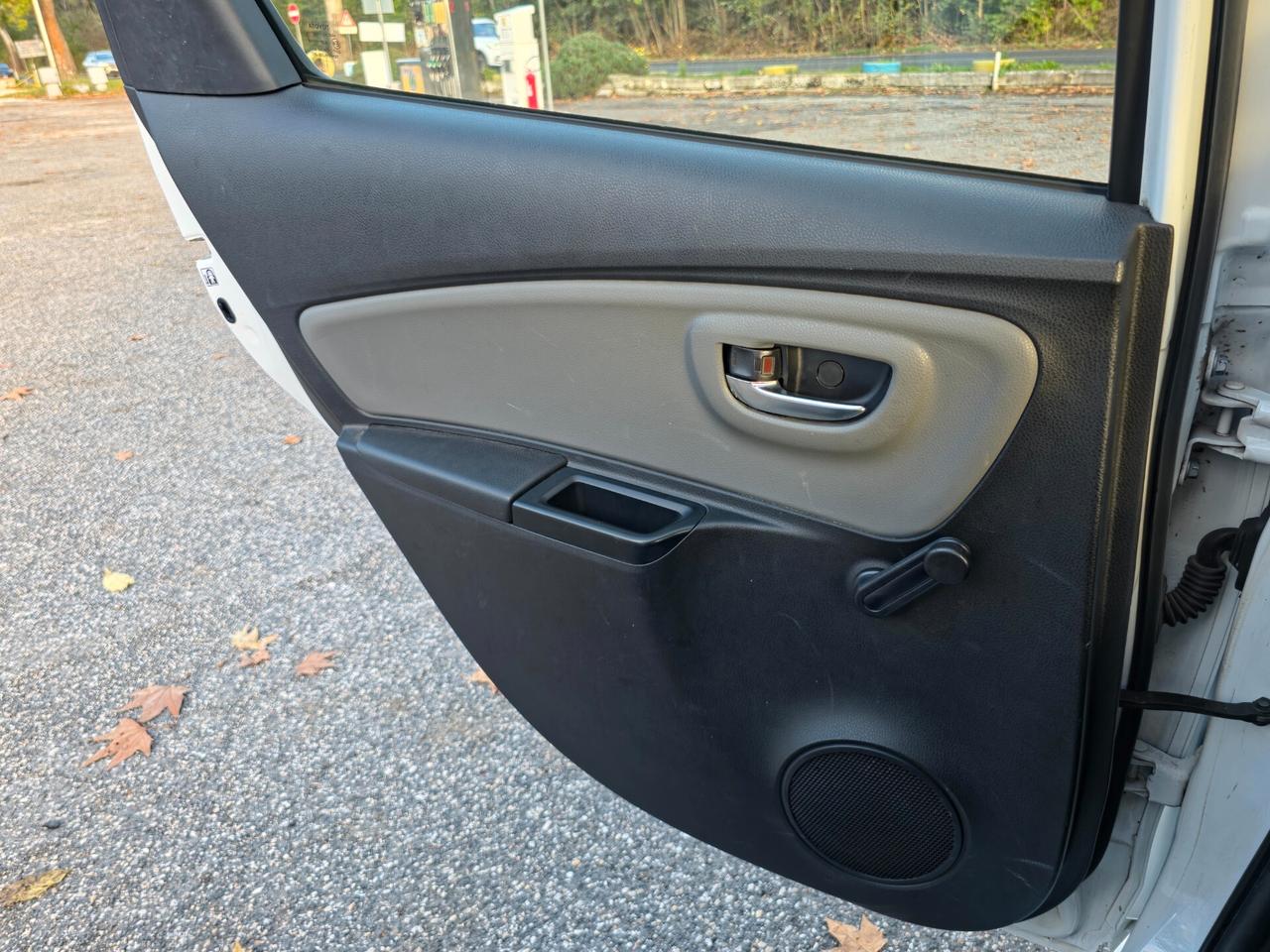 Toyota Yaris 1.0 5 porte Lounge CV-69 E6 Manuale NEO 2015