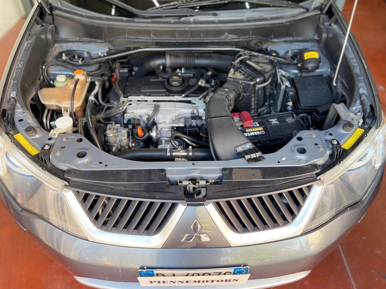 Mitsubishi Outlander 2.0d 4X4 GANCIO TRAINO 7 POSTI