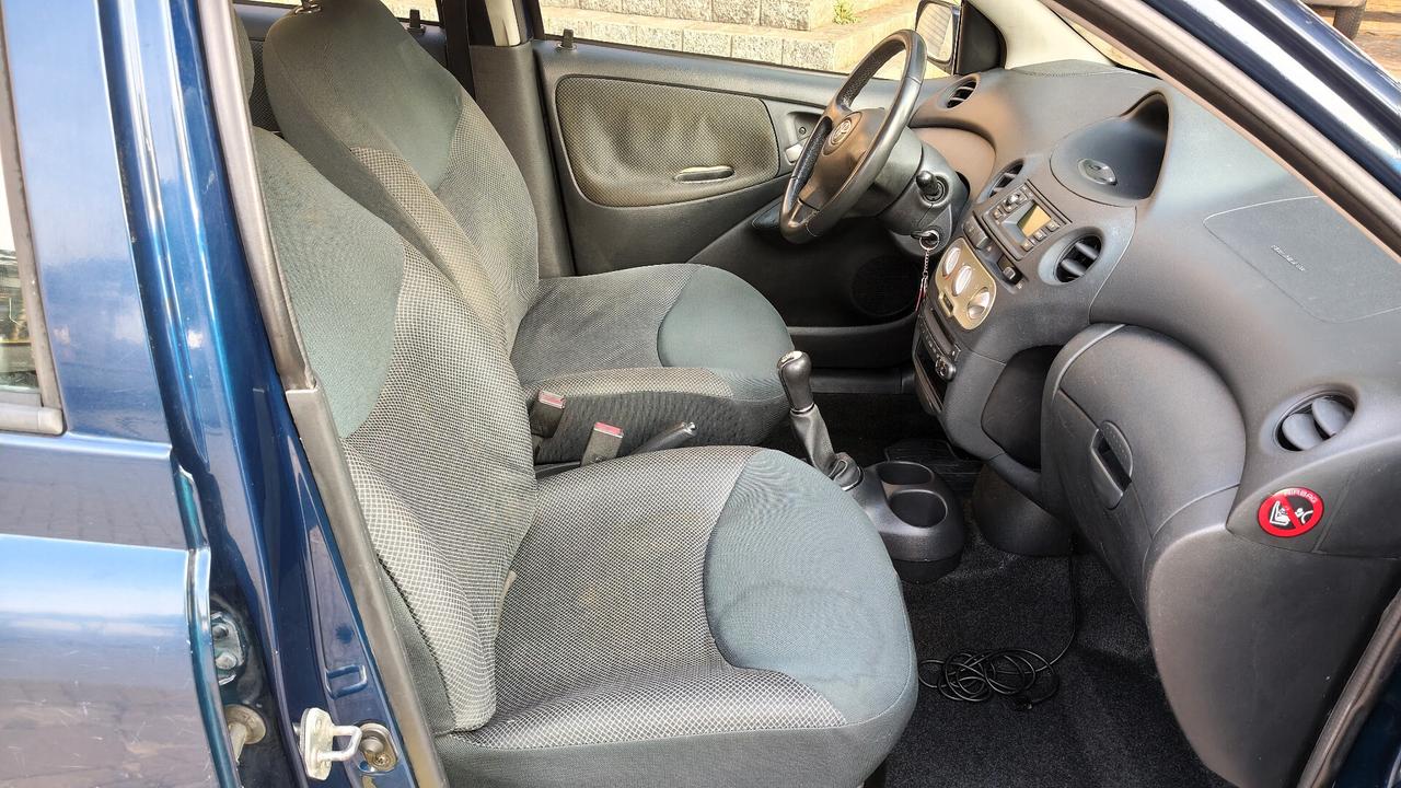 Toyota Yaris 1.3i 16V 5p Sol