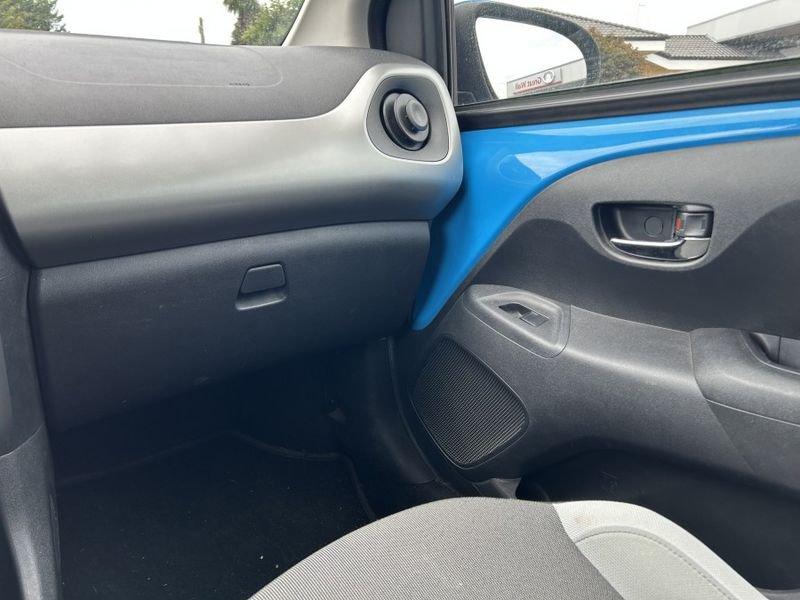 Toyota Aygo 1.0 VVT-i 69 CV 5p x-play NAVI + RETROCAMERA