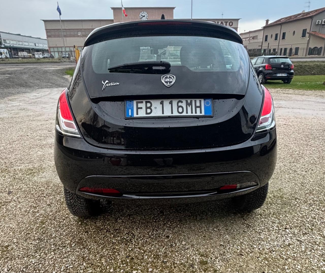 Lancia Ypsilon 0.9 TwinAir 85 CV 5 porte Metano Ecochic Silver
