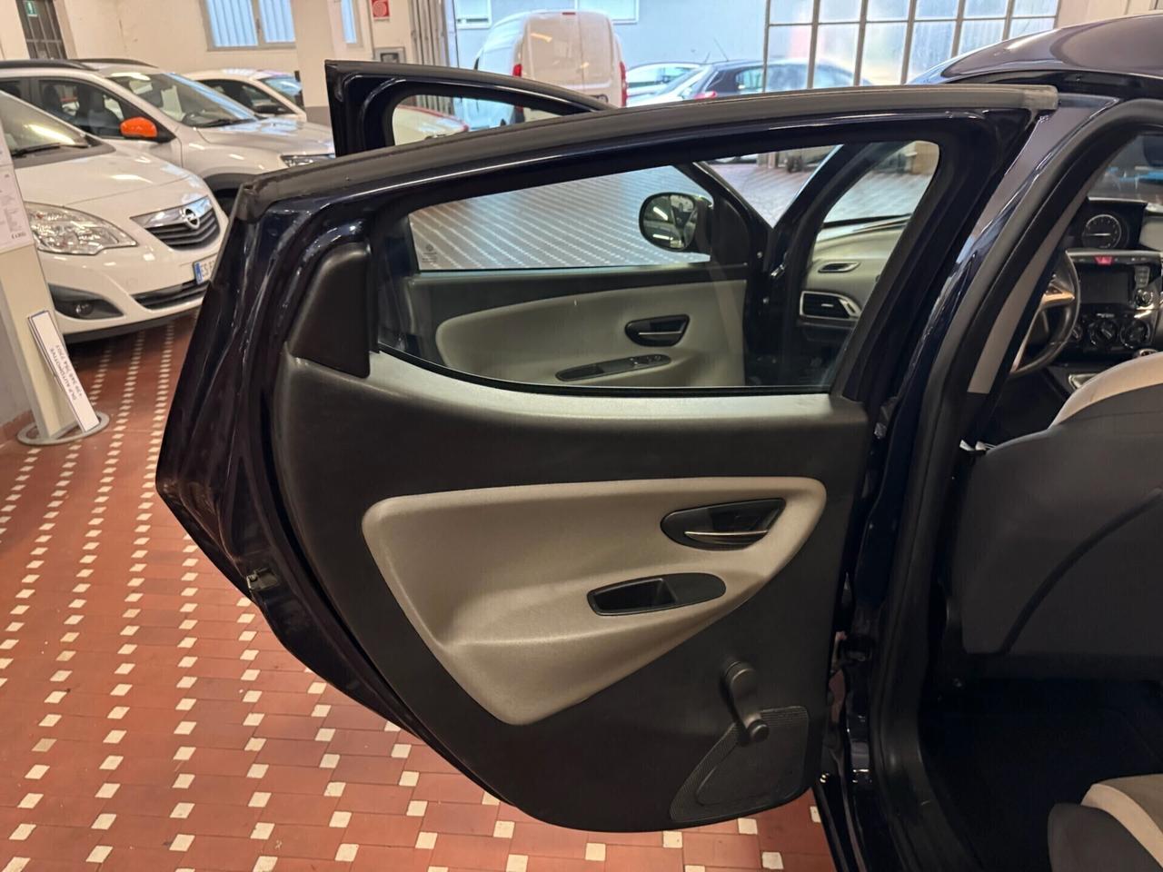 Lancia Ypsilon 1.2 69 CV 5 porte Platinum - NEOPATENTATI