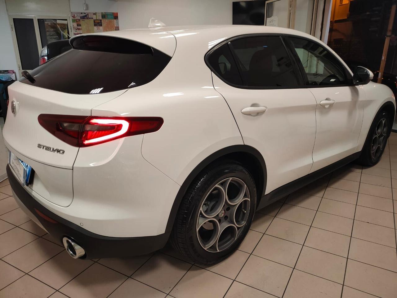 Alfa Romeo Stelvio 2.2 Turbodiesel 160 CV AT8 RWD Sport-Tech