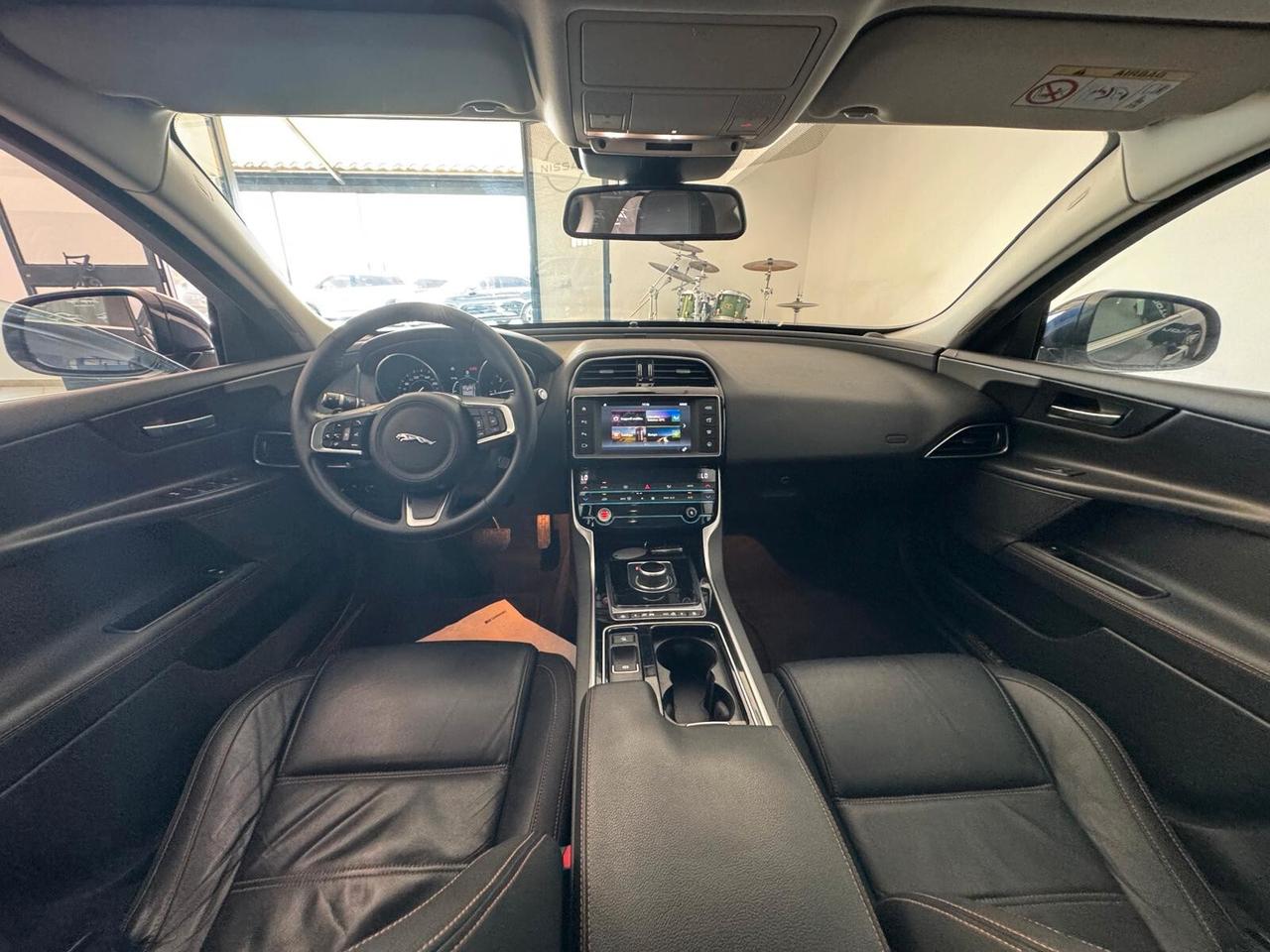 Jaguar XE 2.0 D 180 CV automatica