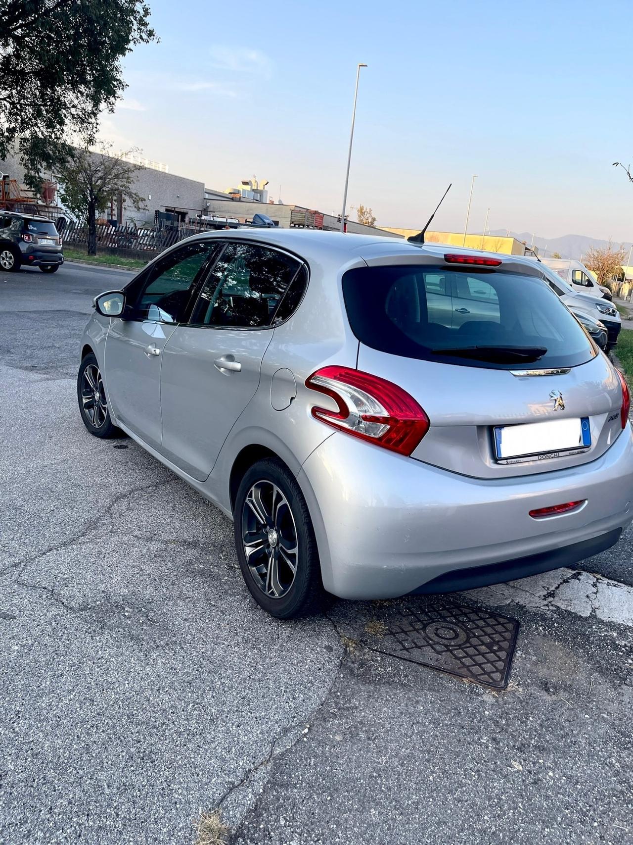 Peugeot 208 1.4 HDi 68 CV 5 porte Allure per Neopatentati 204