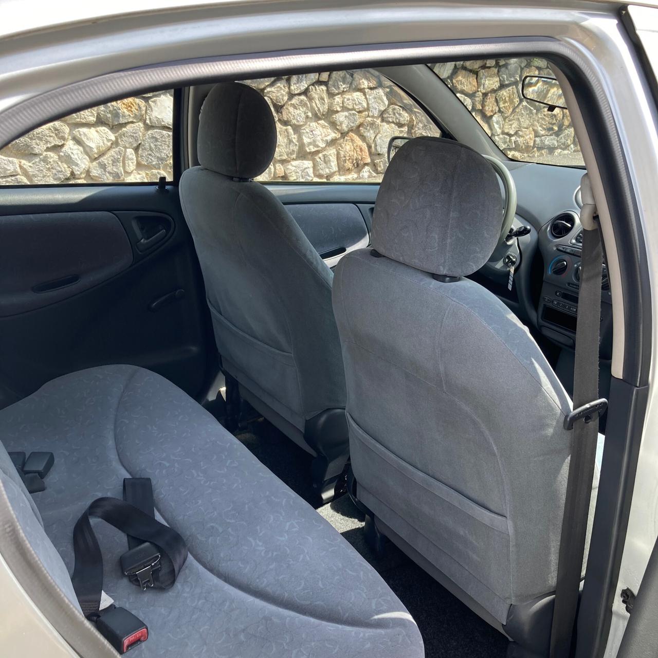 Toyota Yaris 1.0i 16V cat 5 porte Sol